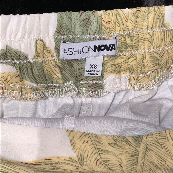 Floral shorts with an elastic waist - Picture 3 of 3